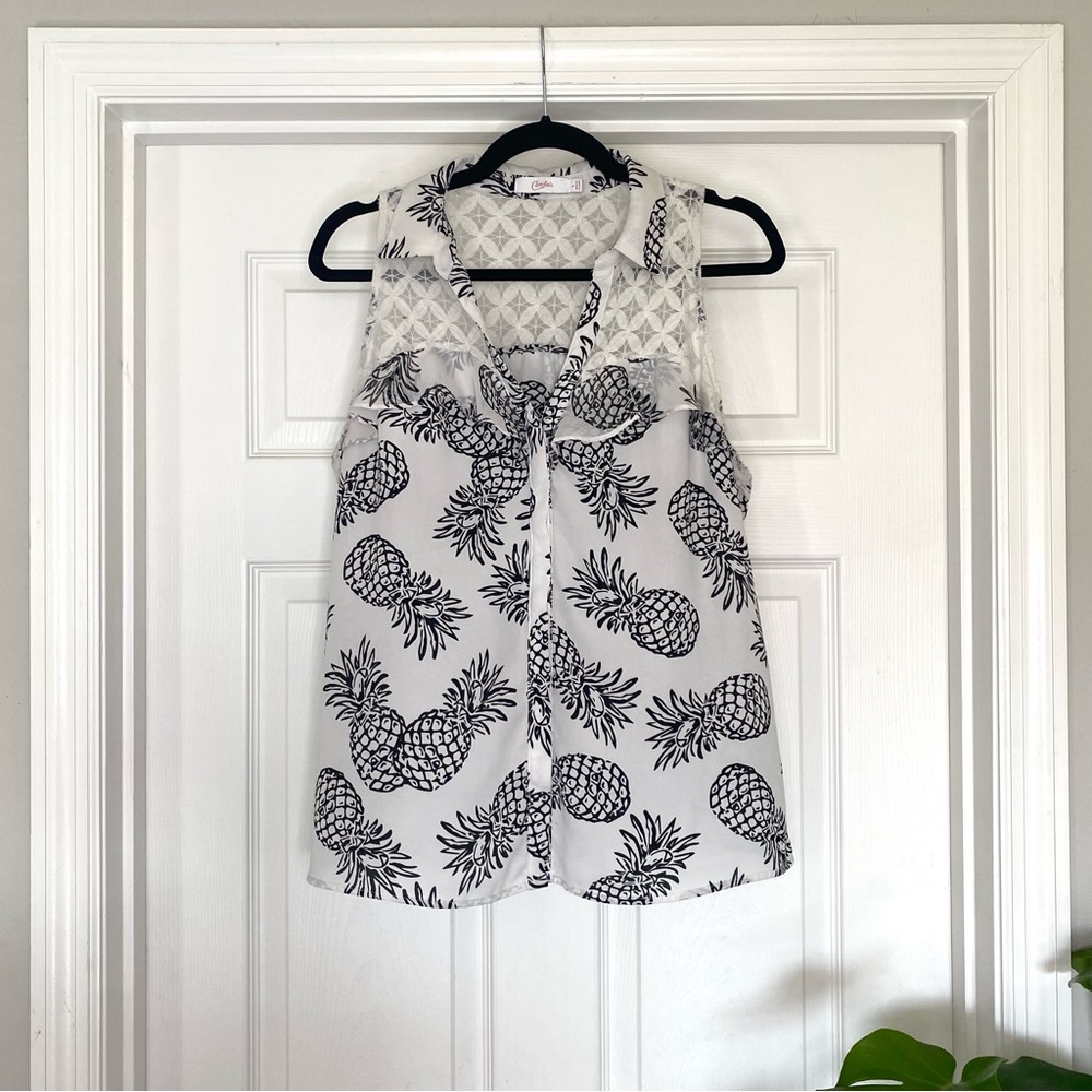Women’s Black and White Pineapple Print Sleeveless Button Down Blouse EUC